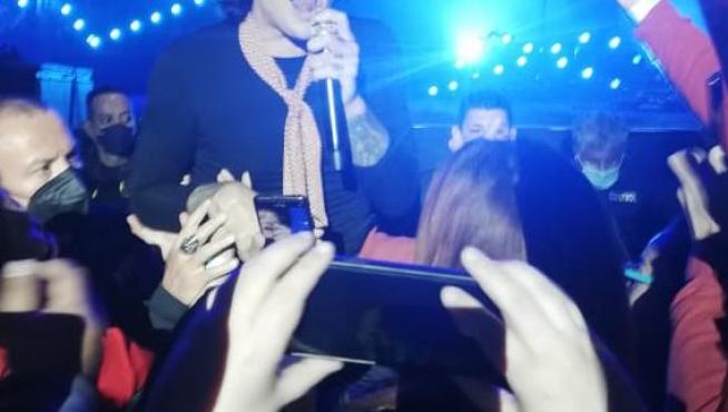 Enrique Bunbury, rodeado de fans, en el concierto del pasado 11 de febrero en México DF.