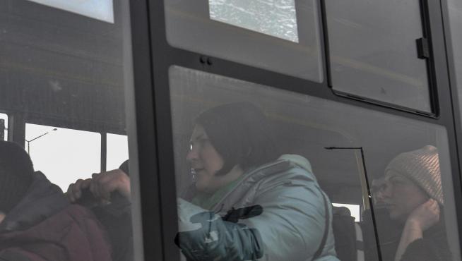 Autobuses y automóviles se han suman a la operación de evacuación de civiles de Sumy.
