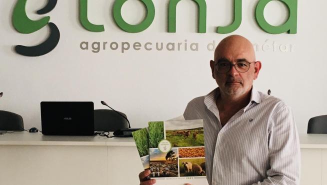 Alberto Gracia, vicepresidente de la Lonja de Binéfar, muestra el informe de 2021.