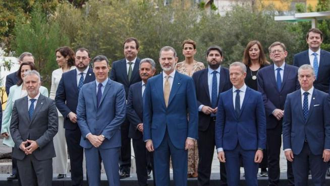 Foto de grupo de la Conferencia de Presidentes con Felipe VI.