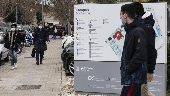 Estudiantes en el campus de San Francisco, este martes en Zaragoza.