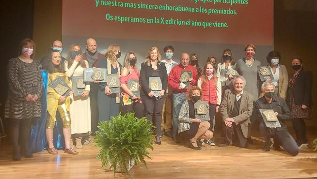 Fotografía de familia de los premiados, autoridades y organizadores de la Muestra de Teatro