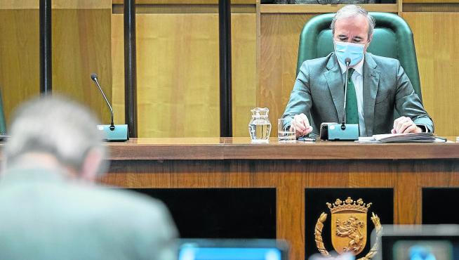 El alcalde de Zaragoza, Jorge Azcón, este miércoles durante el pleno municipal.