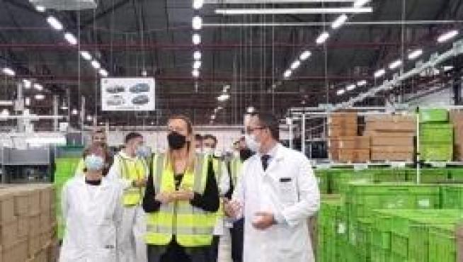 Marta Gastón (centro) y directivos de Valeo, durante su visita a la planta.