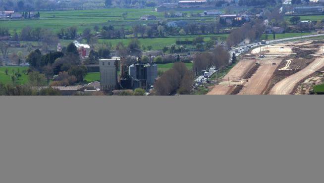 El actual trazado de la N-240 -izquierda- quedará cortado, las dos calzadas de la autovía -centro- que atravesarán la vía; y a la derecha, el trazado por donde se desviará la futura N-240.