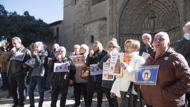 Vecinos de Ayerbe, en la concentración frente al obispado de Huesca, en la plaza de la Catedral.