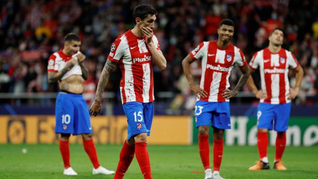 Los jugadores del Atlético se lamentan tras la eliminación