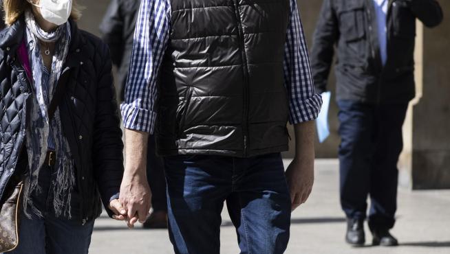 Una pareja camina por Zaragoza con diferentes opciones sobre el uso de la mascarilla.