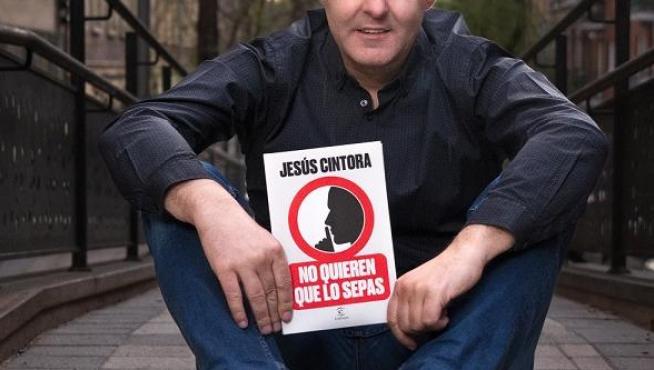El periodista Jesús Cintora posa con su último libro, editado por Espasa.