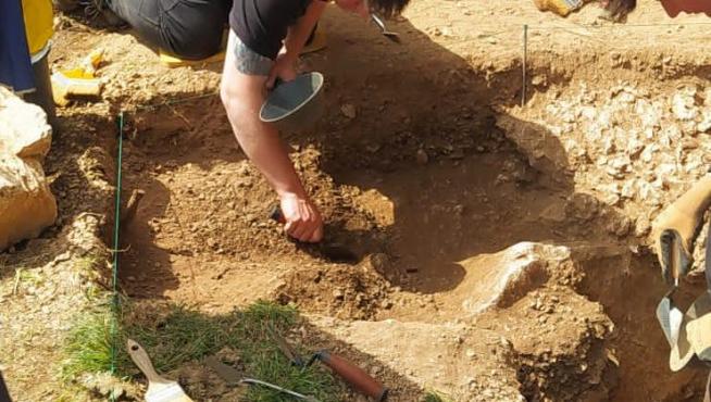 Estudiantes de Unizar y otras nacionalidades desarrollando trabajos de excavación y documentación.