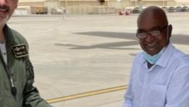 El teniente coronel José Ramón García Paniagua agradece el apoyo de la misión en Kabul a un re`persentante del handing en el aeropuerto de Dubai, donde hacían escala cuando rescataban a los 2.200 afganos durante nueve días de agosto de 2021.
