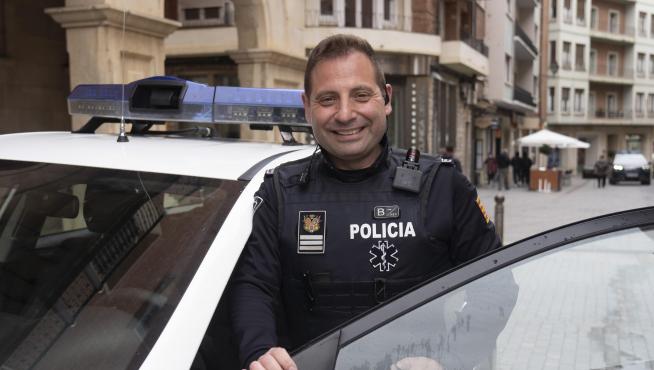 Ángel Loras, con un coche patrulla de la Policía Local, en la plaza de San Juan de Teruel.