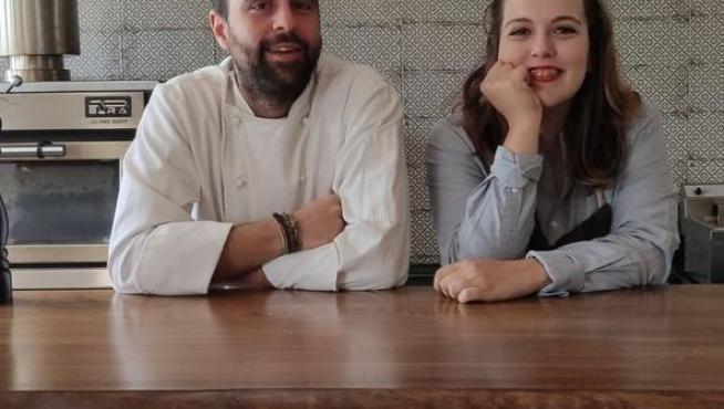 María Dávila y Alberto Montañés, tras la barra de su restaurante, Existe, en Mosqueruela.