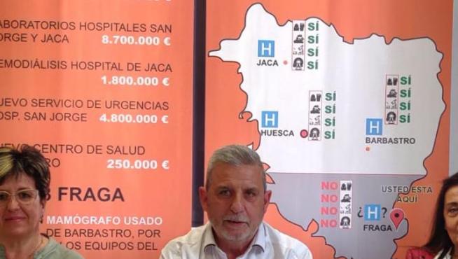 En el centro, el portavoz de Compromiso por Fraga, Ángel Cabrera, junto a otros integrantes de la formación local.