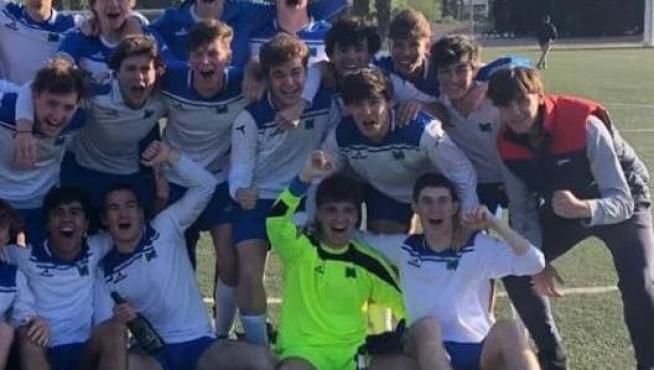 Los jugadores del juvenil de Marianistas celebran el ascenso a Liga Nacional.