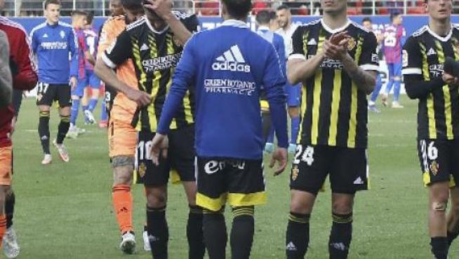 Los jugadores zaragocistas, con gesto torcido, agradecen a la afición blanquilla desplazada hasta Éibar su presencia en Ipurúa.