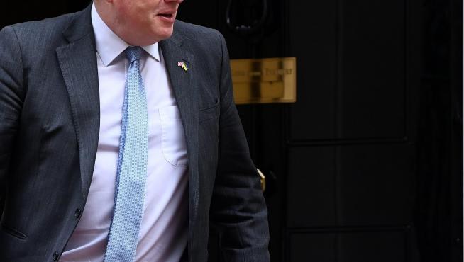 Boris Johnson sale de la residencia 10 Downing Street, 28 de abril en Londres.