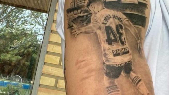 El tatuaje de Ángel López para no olvidar su debut en La Romareda.