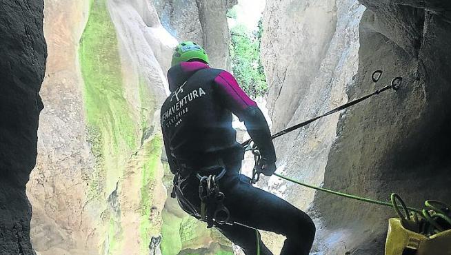 Actividad de descenso de barrancos en el Parque Natural de la Sierra y de los Cañones de Guara.