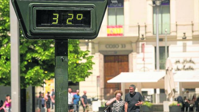 Un termómetro marca 32 grados centígrados, ayer en la plaza de España de Zaragoza