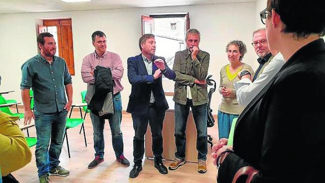 Visita de Soro y el resto de autoridades al edificio rehabilitado de las antiguas escuelas de Biscarrués.