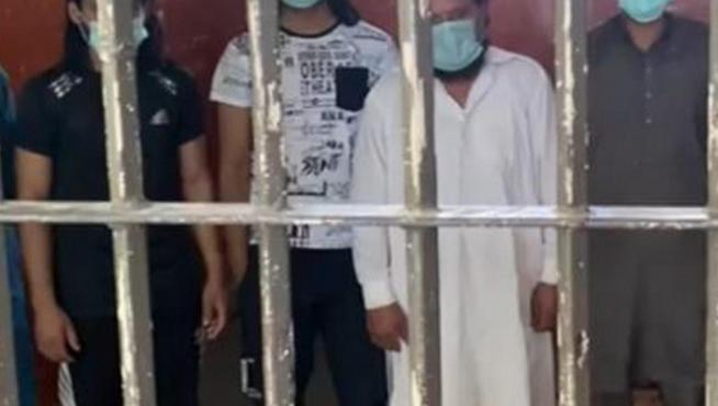 Imagen de seis detenidos por su presunta relación con el asesinato de las dos hermanas en Pakistán.