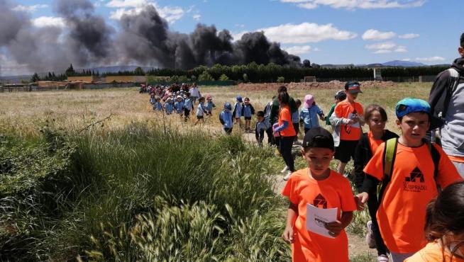 Alumnos del colegio de Sobradiel en el momento en el que abandonan la zona del parque Tierra Rapaz, la más cercano del recinto al lugar de la explosión, para dirigirse a un sitio más seguro