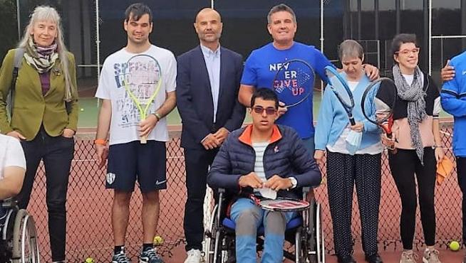 El Club Tenis Osca alberga y pone los monitores en esta iniciativa.