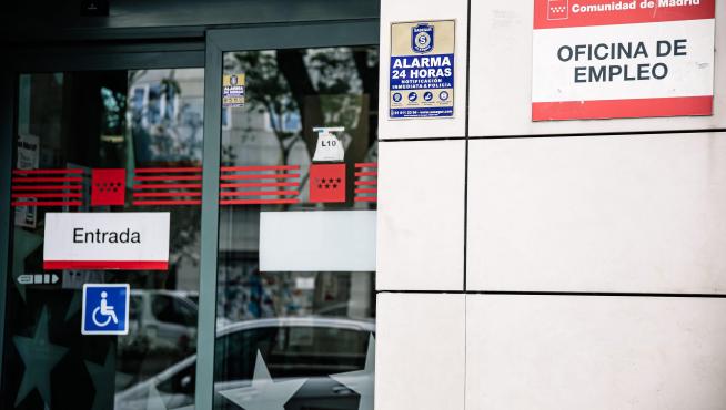 Entrada de una oficina de Empleo.