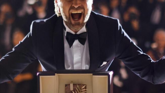 El director sueco Ruben Ostlund posa con el galardón de Cannes.
