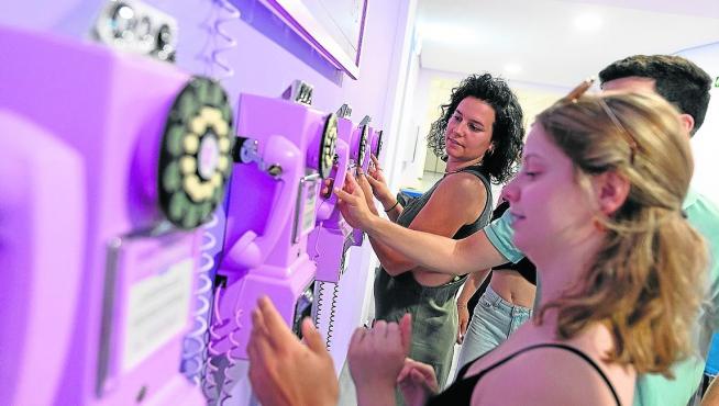 Marie Geuded, en primer plano, y Celia Falo, al fondo, a la salida del juego de escape.
