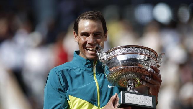 Nadal, con su decimocuarto trofeo de Roland Garros.