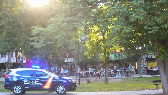 Una patrulla de la Policía Nacional, este viernes, junto a la terraza del parque Bruil donde se produjo la paliza al hostelero.