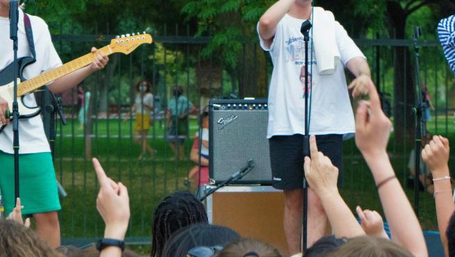 Fresquito (con la guitarra) y Mango (derecha del todo) actuando en el Colegio Miraflores de Zaragoza el sábado 11 de junio.