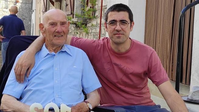 Martín Gutiérrez, en la visita a su abuelo en Hecho para celebrar con él su 103 cumpleaños.