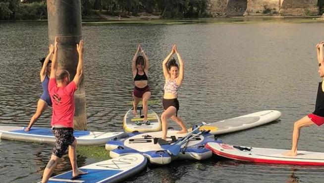 Yoga en aguas del Ebro.