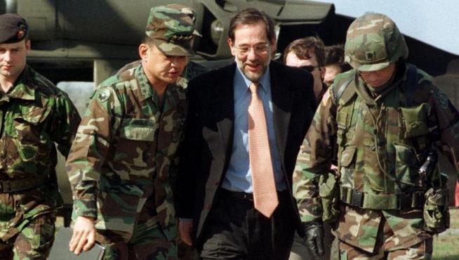 El secretario general de la OTAN, Javier Solana, en 1998, durante una misión en Bosnia.