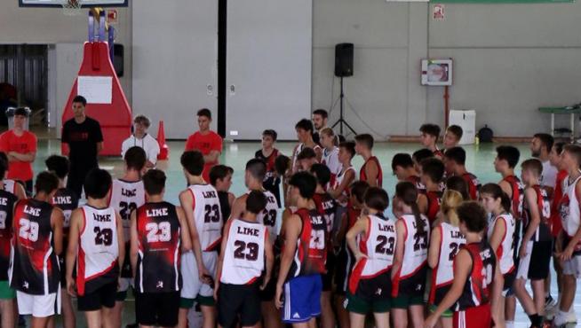 Un centenar de jóvenes jugadores de baloncesto de entre 10 y 20 años están disfrutando estos días de las lecciones de Joshua Villarreal