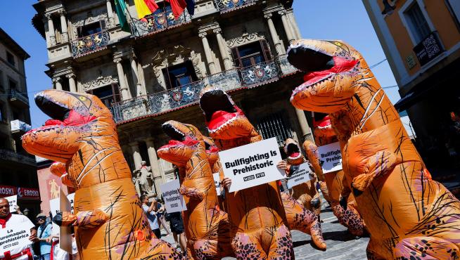 A person dressed as a dinosaur walks on the street during a protest of activists from the People for the Ethical Treatment of Animals (PETA) and AnimaNaturalis against bullfighting, a day before the start of the San Fermin festival, in Pamplona, Spain, July 5, 2022. REUTERS/Vincent West SPAIN-CULTURE/BULLS