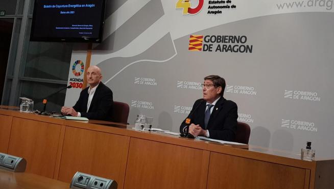 El vicepresidente aragonés Arturo Aliaga y el director general de Energía, Sergio Breto, hoy en rueda de prensa en el Pignatelli.