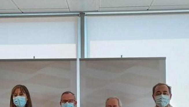 La consejera de Sanidad del Gobierno de Aragón, Sira Repollés junto a los representantes de los tres colegios de médicos de Aragón