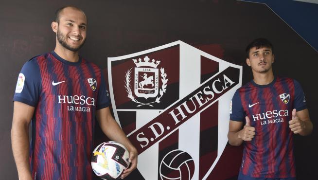 Jérémy Blasco e Ignasi Vilarrasa, junto al escudo de la SD Huesca.