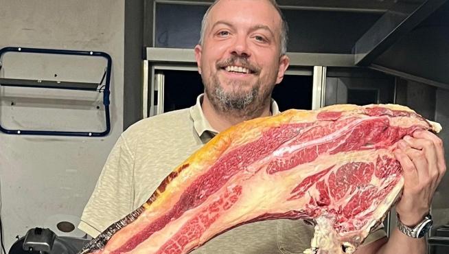 Eduardo Andrés, del restaurante Baviera de Jaca, con el chuletón de casi 14 kilos.