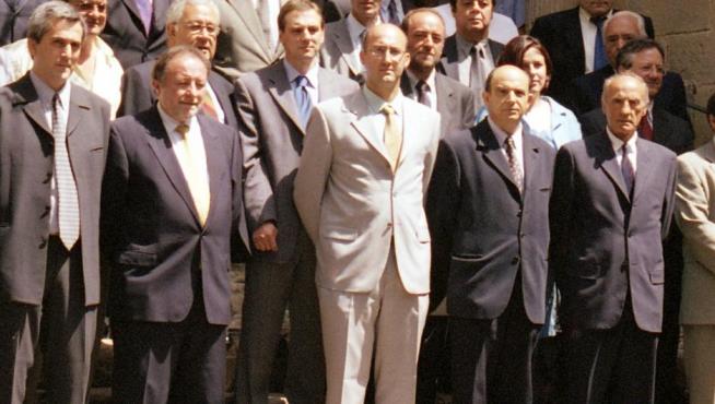 Foto de familia de la constitución de la comarca en 2002 en la escalinata de la Basílica de la Peña.