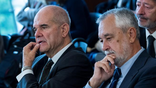 Los expresidentes de la Junta de Andalucía José Antonio Griñán y Manuel Chaves durante el juicio.