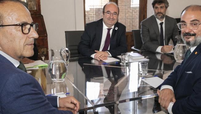 El presidente Javier Lambán y el consejero Felipe Faci se reúnen con el ministro Miquel Iceta