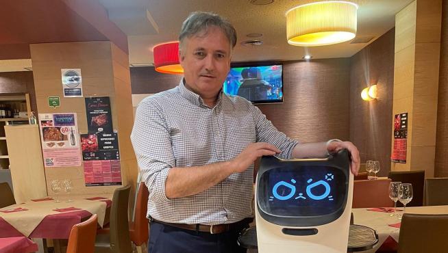 Francisco Cembrano, de Aragón Robotics, con el robot camarero.
