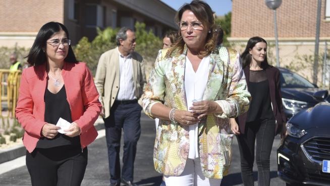 La consejera Repollés, a la izquierda, acompañando a la ministra Carolina Darias en su visita al Hospital San Jorge de Huesca junto a la delegada del Gobierno, Rosa Serrano.