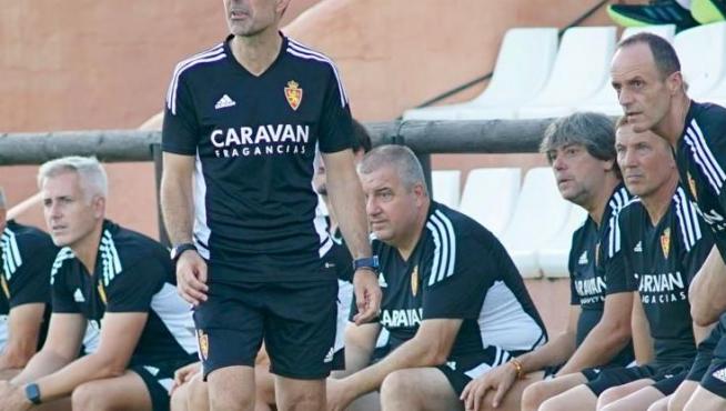 Juan Carlos Carcedo, entrenador del Real Zaragoza, este lunes en el partido que ha jugado su equipo ante el Al Nassr en Marbella.