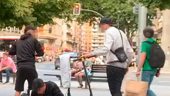 A la luz del día y en plena plaza de España: Una mujer grabó a tres jóvenes la semana pasada cuando robaban un patinete en la plaza de España